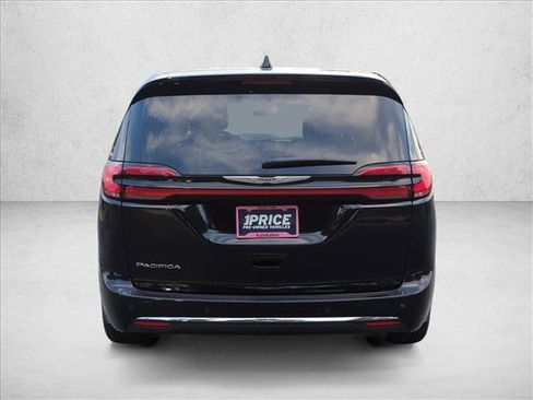 Used 2025 Chrysler Pacifica Select FWD image 7