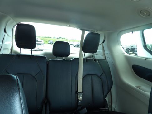 Used 2017 Chrysler Pacifica Touring-L FWD image 13