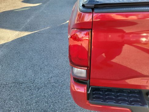 Used 2018 Toyota Tacoma TRD Sport image 21