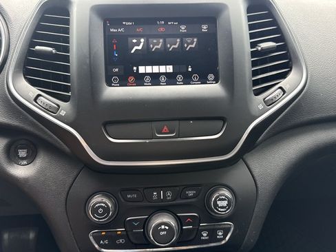 Used 2019 Jeep Cherokee Latitude Plus AWD/4WD image 17