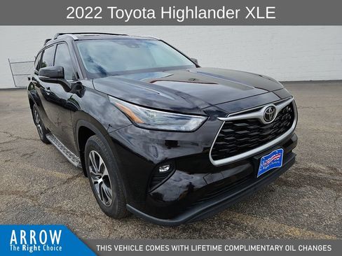 Used 2022 Toyota Highlander XLE FWD image 2