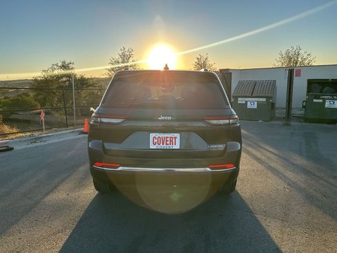 Used 2022 Jeep Grand Cherokee Laredo w/ Luxury Tech Group I image 8