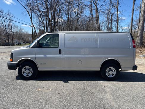 Used 2006 Chevrolet Express 2500 image 2