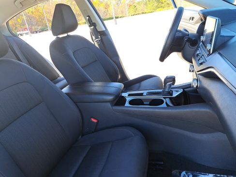 Used 2024 Nissan Altima 2.5 SV image 10