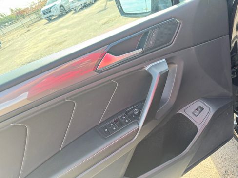 Used 2024 Volkswagen Tiguan SE image 11