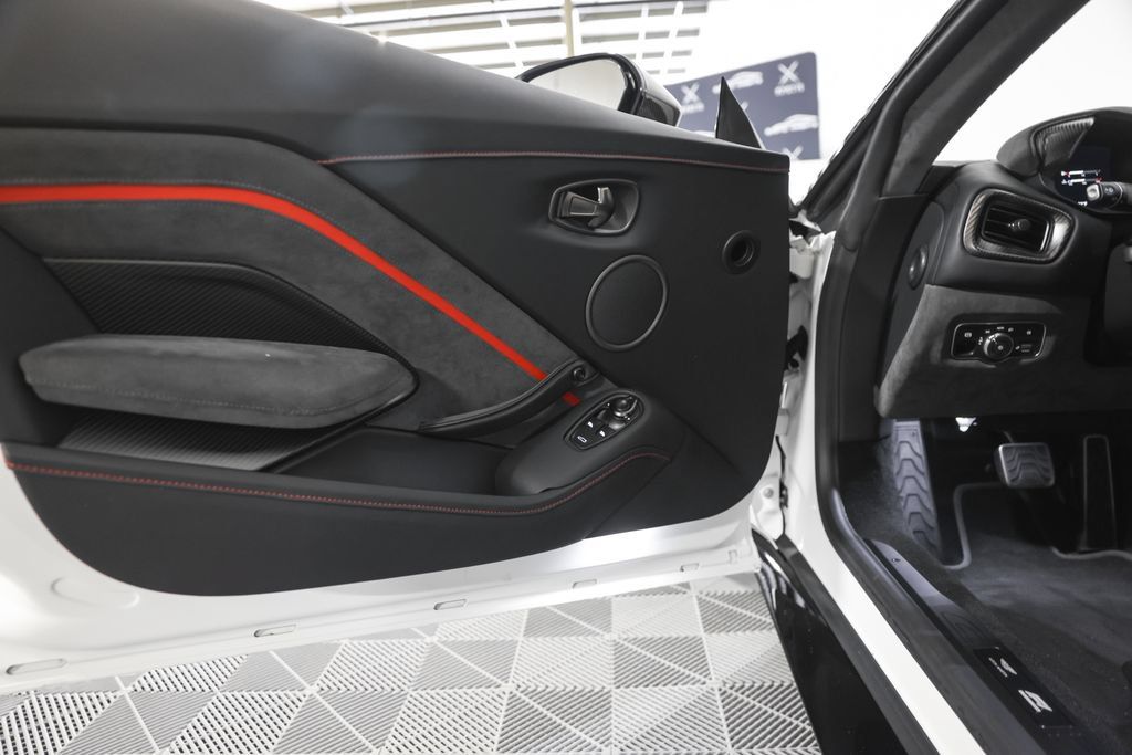 Used 2023 Aston Martin V8 Vantage Coupe RWD image 31