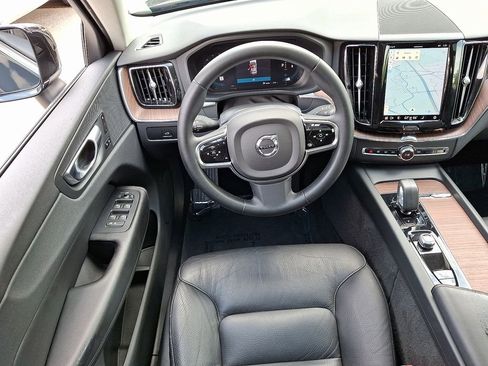 Used 2023 Volvo XC60 B5 Plus image 13