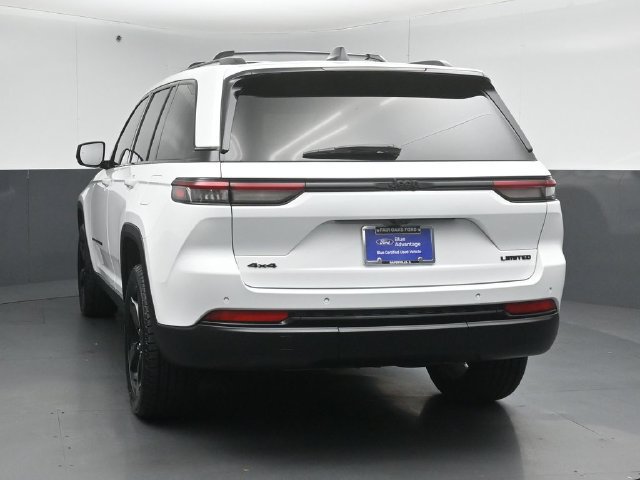 Used 2023 Jeep Grand Cherokee Limited w/ Black Appearance Package AWD/4WD image 6