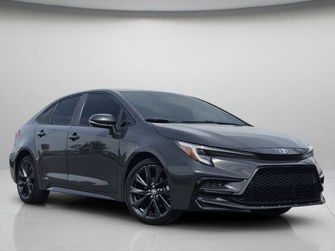 Used 2023 Toyota Corolla SE w/ SE Package image 2