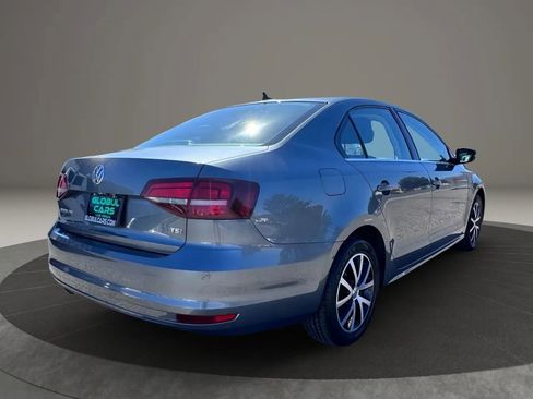 Used 2017 Volkswagen Jetta SE image 4