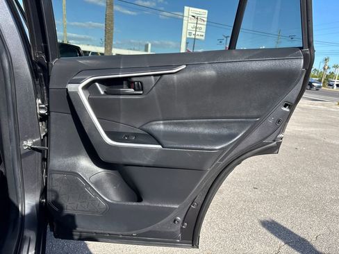 Used 2021 Toyota RAV4 LE FWD image 16