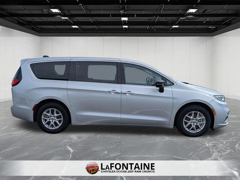 Used 2024 Chrysler Pacifica Touring-L image 6