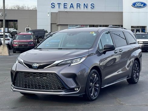 Used 2022 Toyota Sienna XSE w/ XSE Plus Package image 2