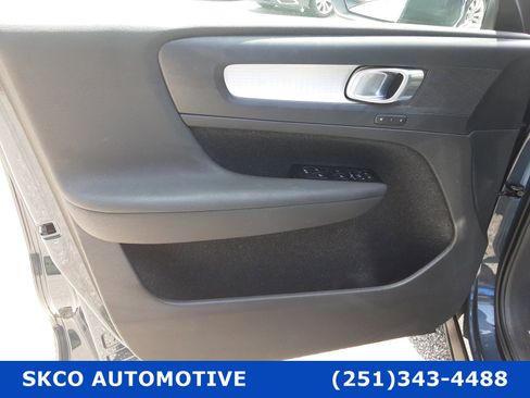 Used 2021 Volvo XC40 T4 Momentum image 12