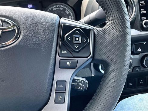 Used 2022 Toyota Tacoma TRD Off-Road w/ TRD Premium Off Road Package AWD/4WD image 12