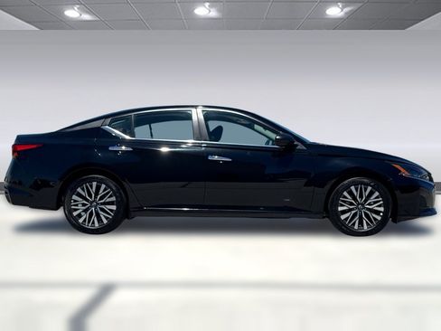 Used 2025 Nissan Altima 2.5 SV FWD image 8