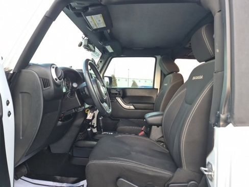 Used 2016 Jeep Wrangler Sahara w/ Connectivity Group image 11