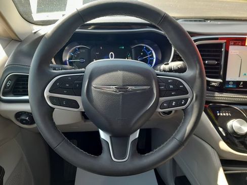 Used 2023 Chrysler Pacifica Limited FWD image 13
