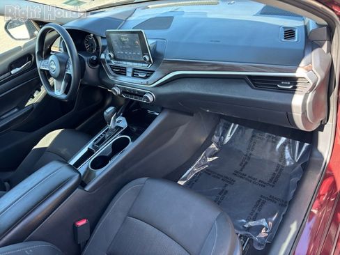 Used 2024 Nissan Altima 2.5 SV image 11