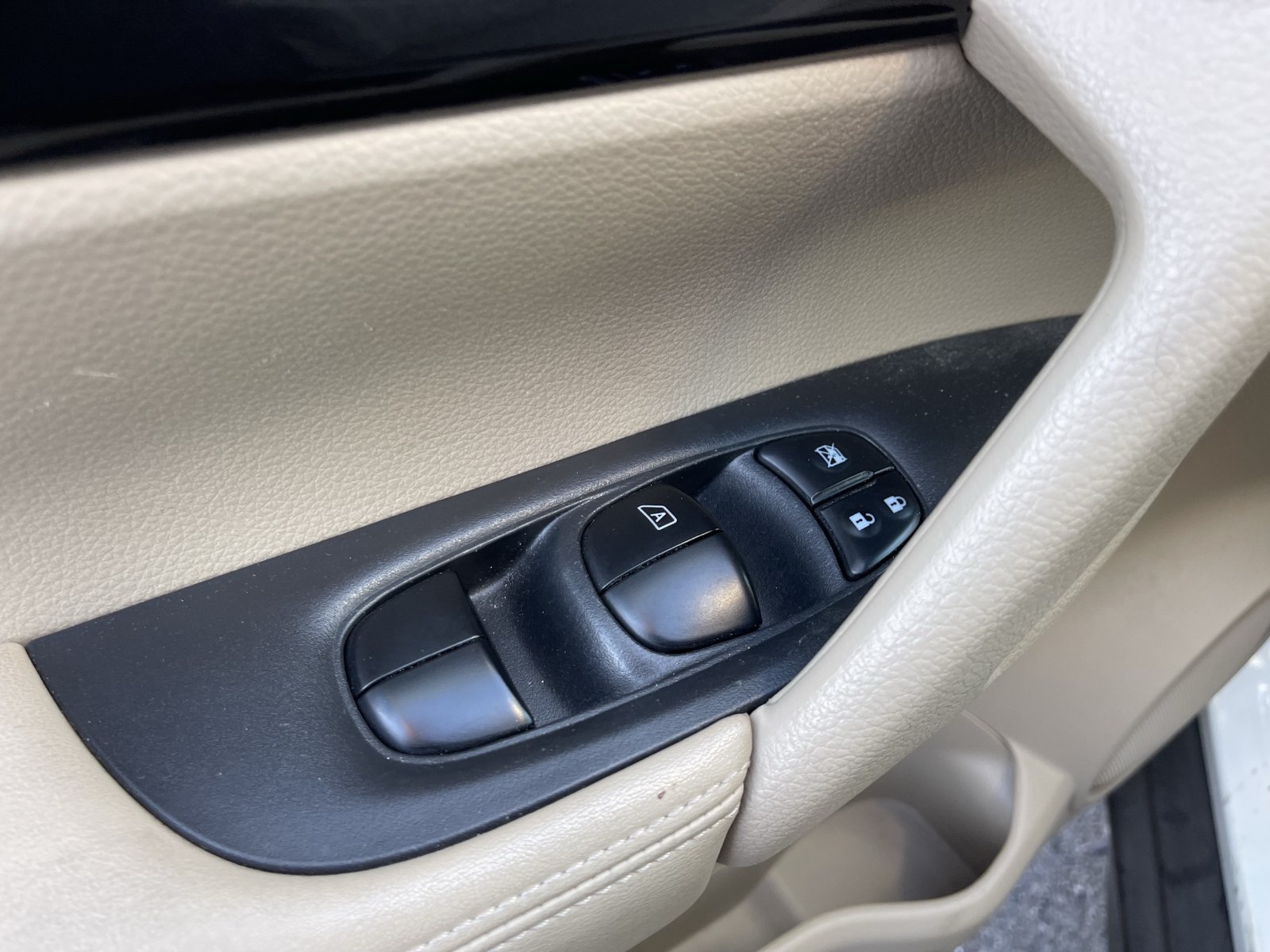 Used 2019 Nissan Rogue SV FWD image 12