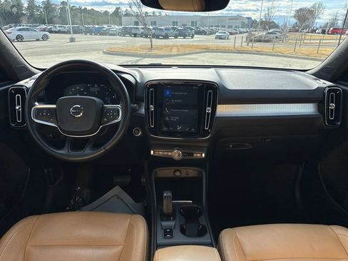 Used 2019 Volvo XC40 T5 Momentum image 16