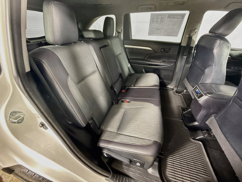 Used 2015 Toyota Highlander Plus AWD/4WD image 29
