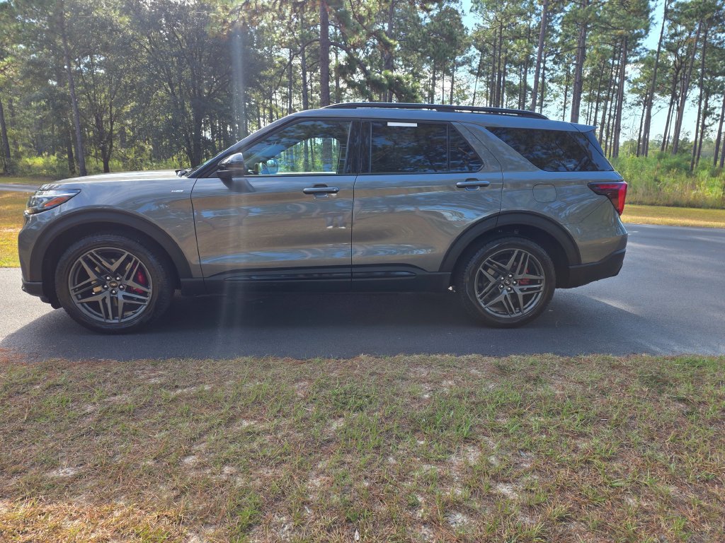 Used 2025 Ford Explorer ST-Line w/ Premium Package RWD image 2