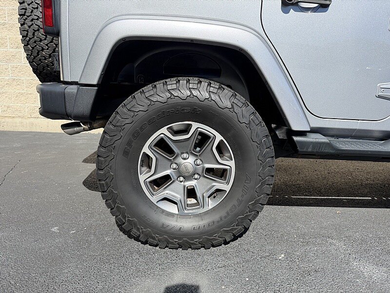 Used 2015 Jeep Wrangler Unlimited Rubicon w/ Connectivity Group AWD/4WD image 8