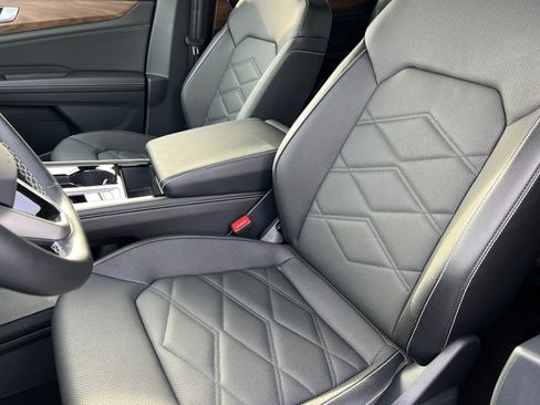 Certified 2025 Volkswagen Atlas SE image 10