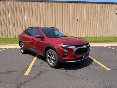 Used 2025 Chevrolet Trax LT w/ Driver Confidence Package FWD image 2