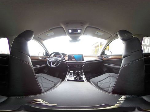 Used 2025 Volkswagen Atlas SE image 39