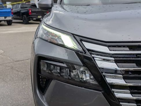 Used 2025 Nissan Rogue SV AWD/4WD image 10
