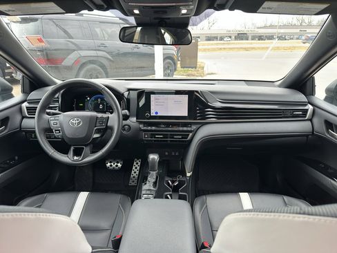 Used 2025 Toyota Camry SE image 11