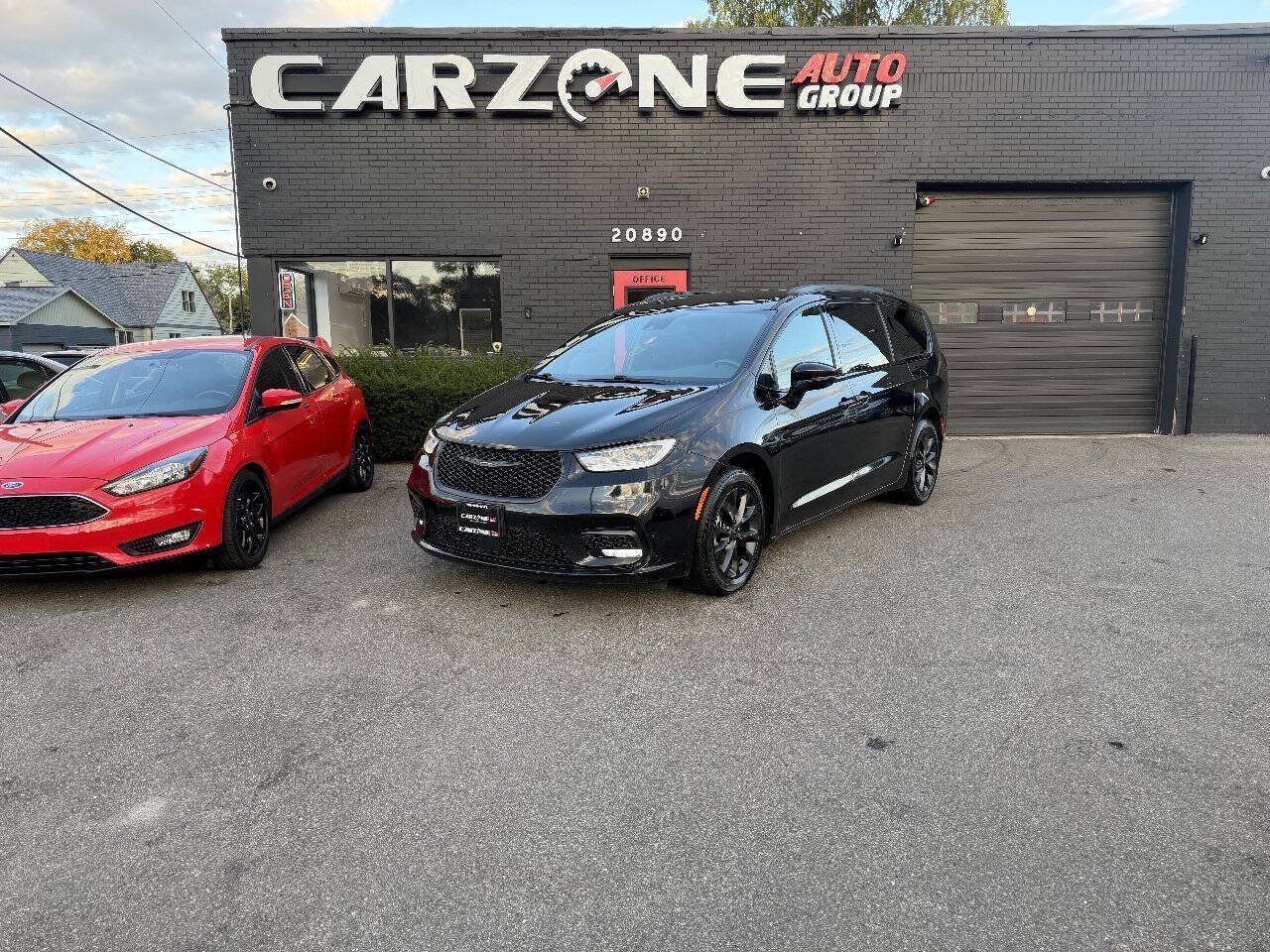 Used 2021 Chrysler Pacifica Touring-L w/ S Appearance Package FWD image 1
