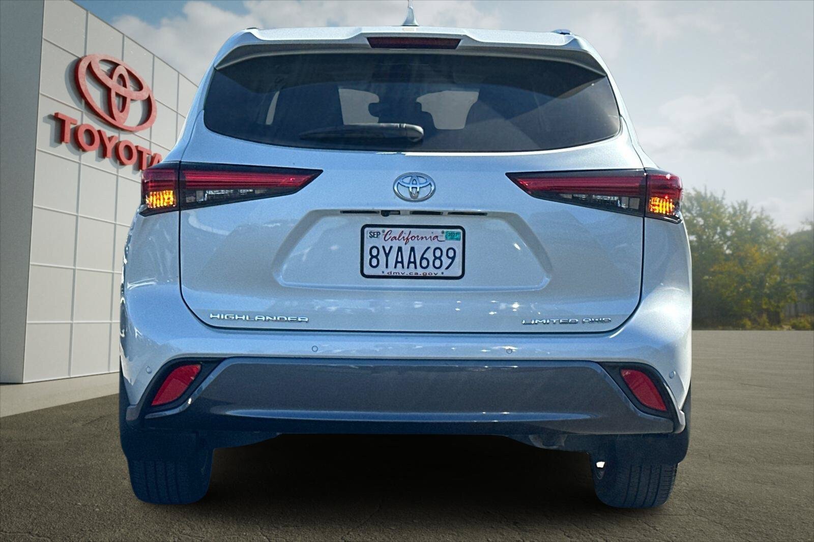 Certified 2021 Toyota Highlander Limited AWD/4WD image 4