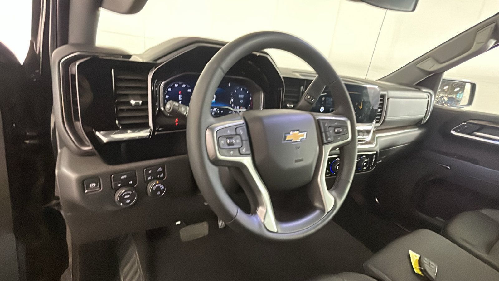 Used 2025 Chevrolet Silverado 1500 LT w/ Safety Package AWD/4WD image 16