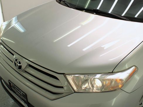 Used 2011 Toyota Highlander SE w/ Tow Pkg FWD image 17