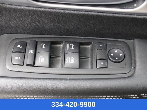 Used 2023 Chrysler Pacifica Touring image 16