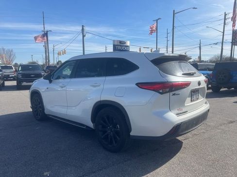 Used 2023 Toyota Highlander XLE image 6