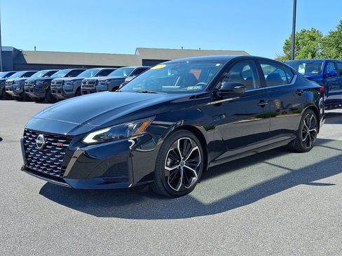 Certified 2023 Nissan Altima 2.5 SR w/ SR Premium Package FWD image 3