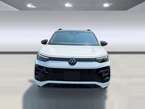 Used 2025 Volkswagen Tiguan SE R-Line FWD image 6