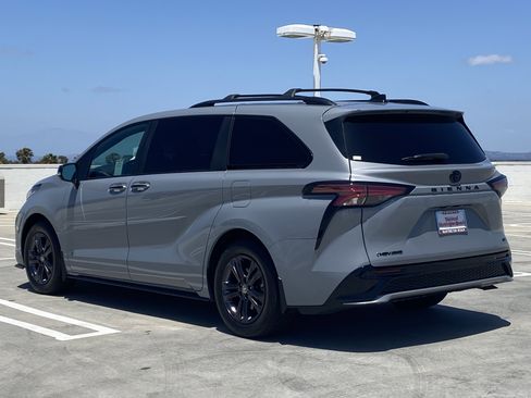 Used 2025 Toyota Sienna XSE w/ XSE Premium Package AWD/4WD image 5