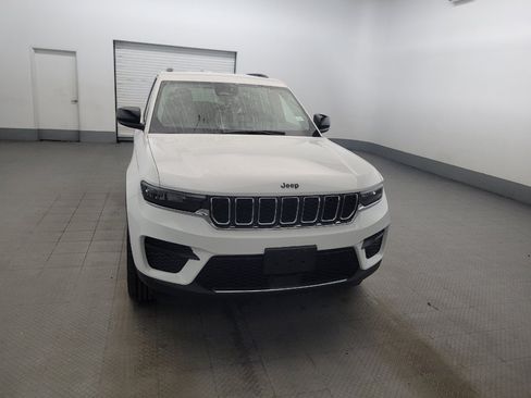 Used 2023 Jeep Grand Cherokee Laredo AWD/4WD image 14