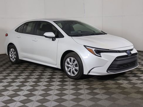 Used 2024 Toyota Corolla LE FWD image 2