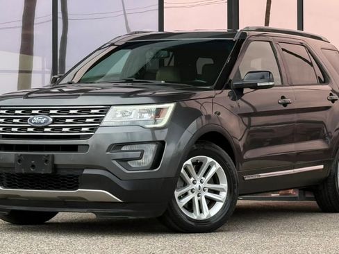 Used 2017 Ford Explorer XLT w/ Equipment Group 202A FWD image 2