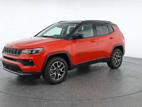 Used 2025 Jeep Compass Trailhawk AWD/4WD image 3