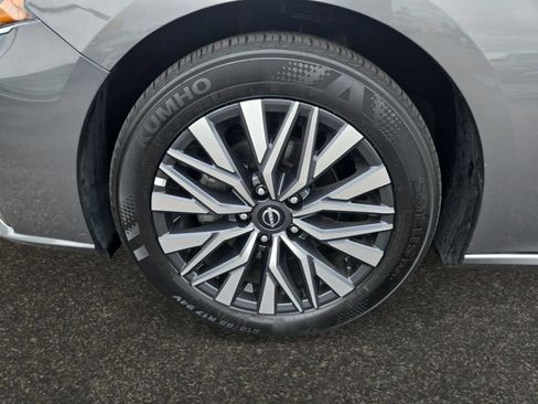 Used 2025 Nissan Altima 2.5 SV FWD image 14