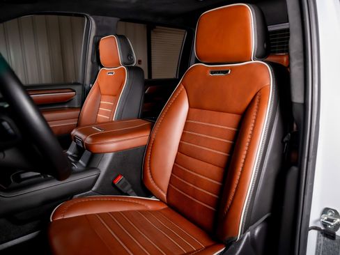 Used 2025 GMC Sierra 3500 Denali Ultimate image 4