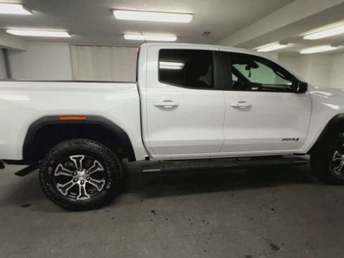 Certified 2025 GMC Canyon AT4 w/ AT4 Premium Package AWD/4WD image 9