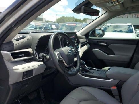Used 2022 Toyota Highlander XLE FWD image 16